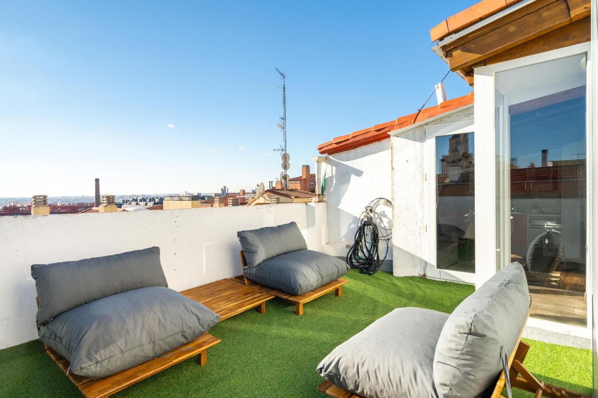 Atico Con Terraza En Lavapies Alquiler Temporal Apartment Madrid Bagian luar foto
