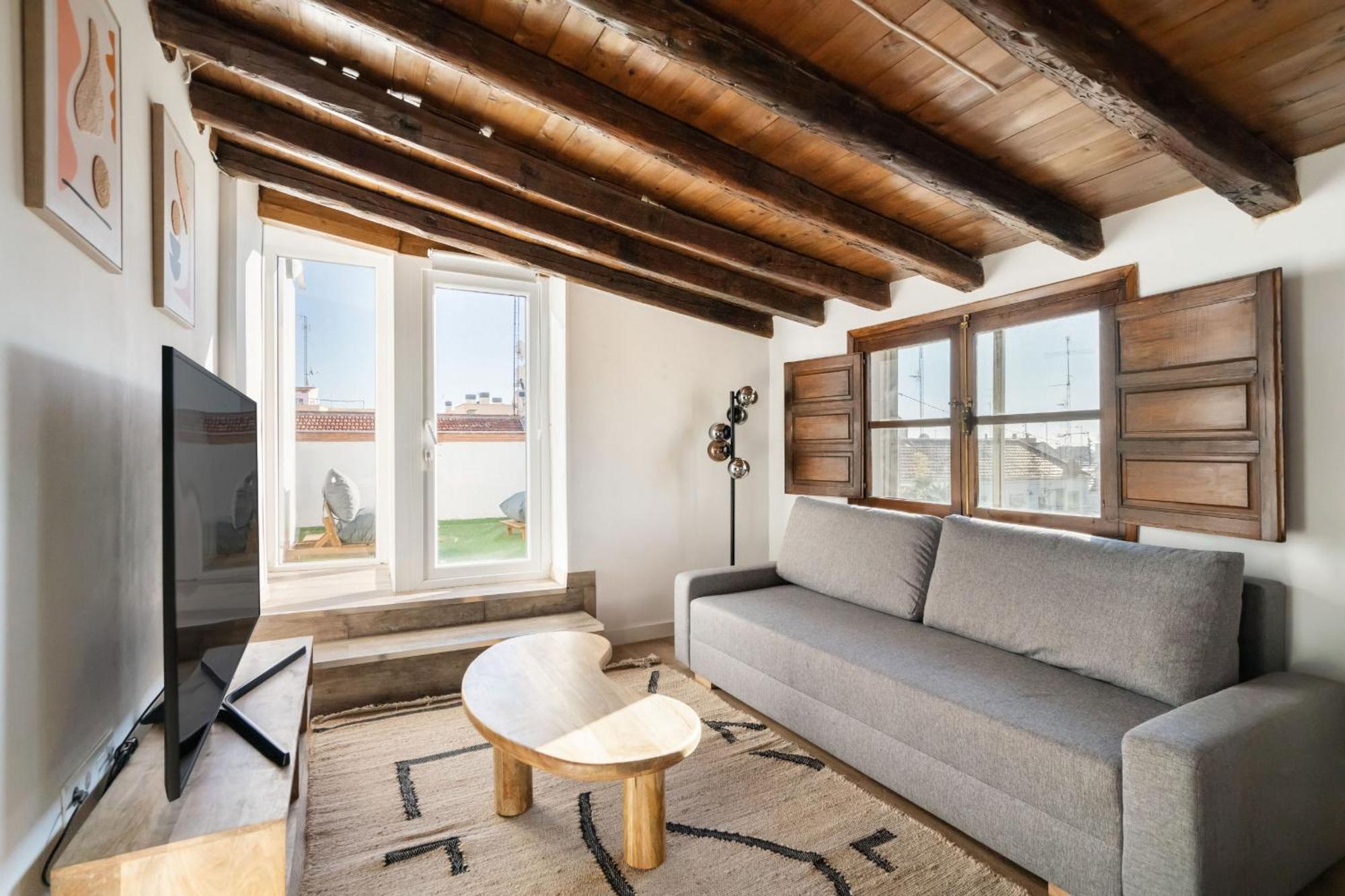 Atico Con Terraza En Lavapies Alquiler Temporal Apartment Madrid Bagian luar foto