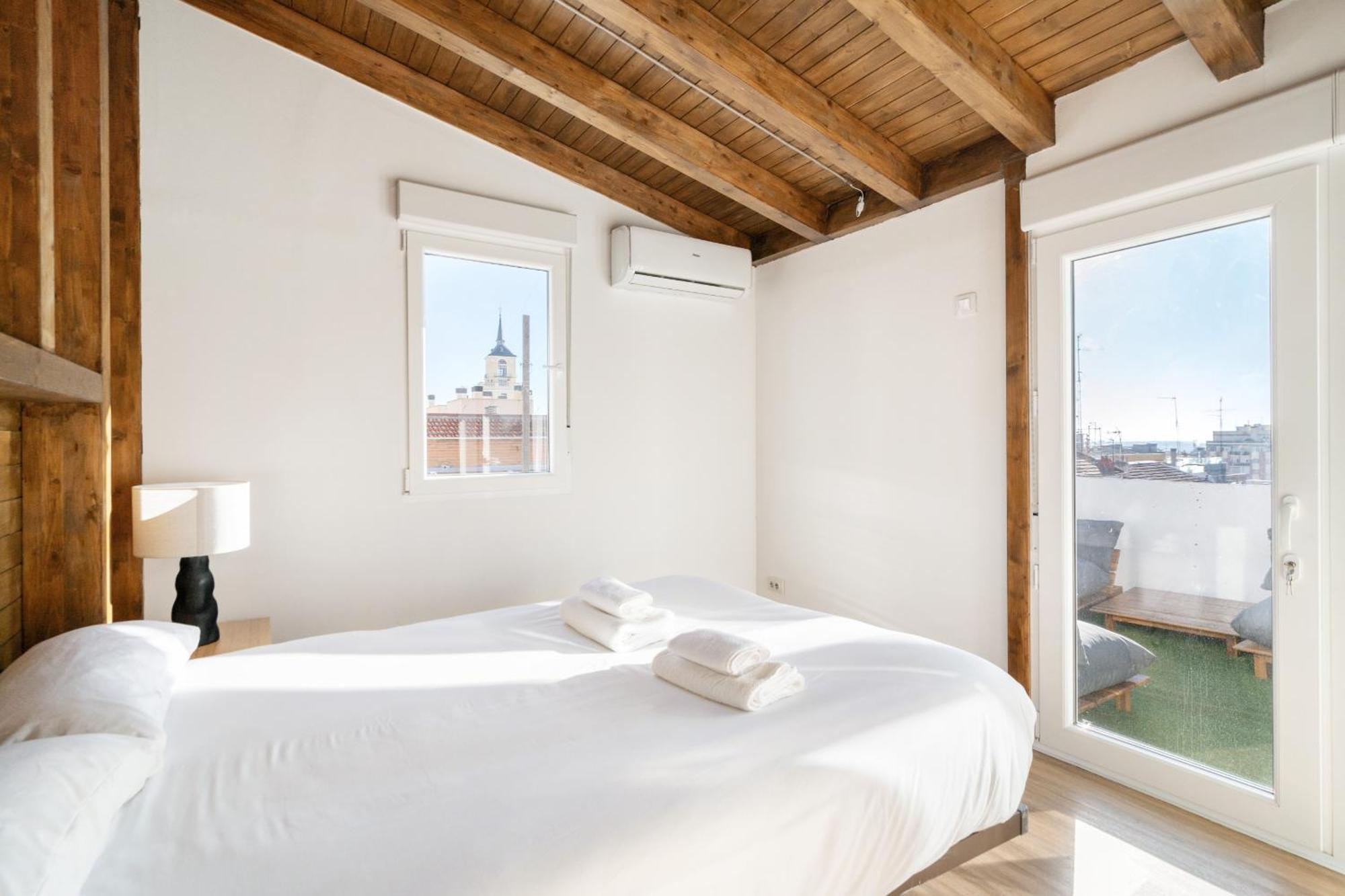 Atico Con Terraza En Lavapies Alquiler Temporal Apartment Madrid Bagian luar foto