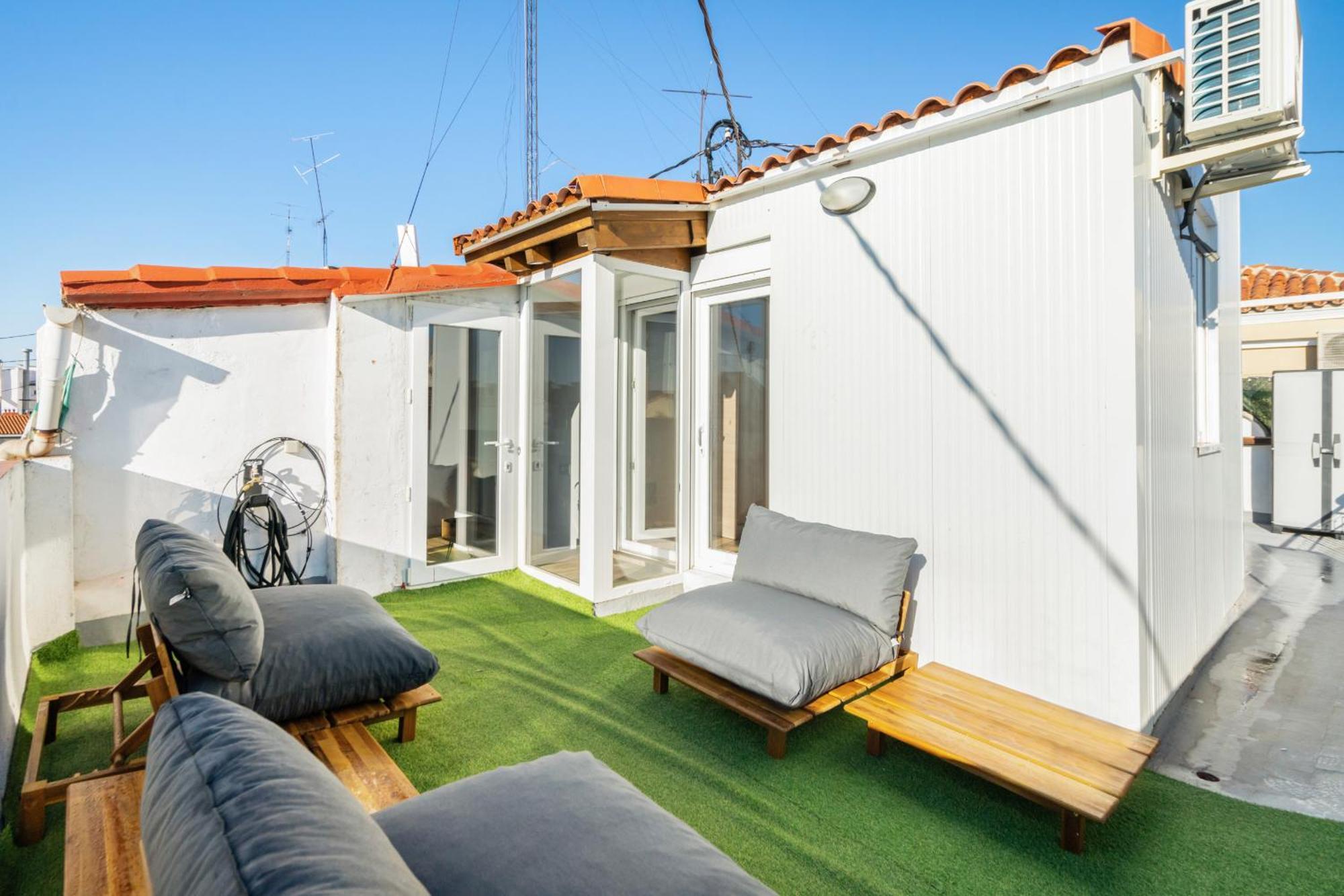 Atico Con Terraza En Lavapies Alquiler Temporal Apartment Madrid Bagian luar foto