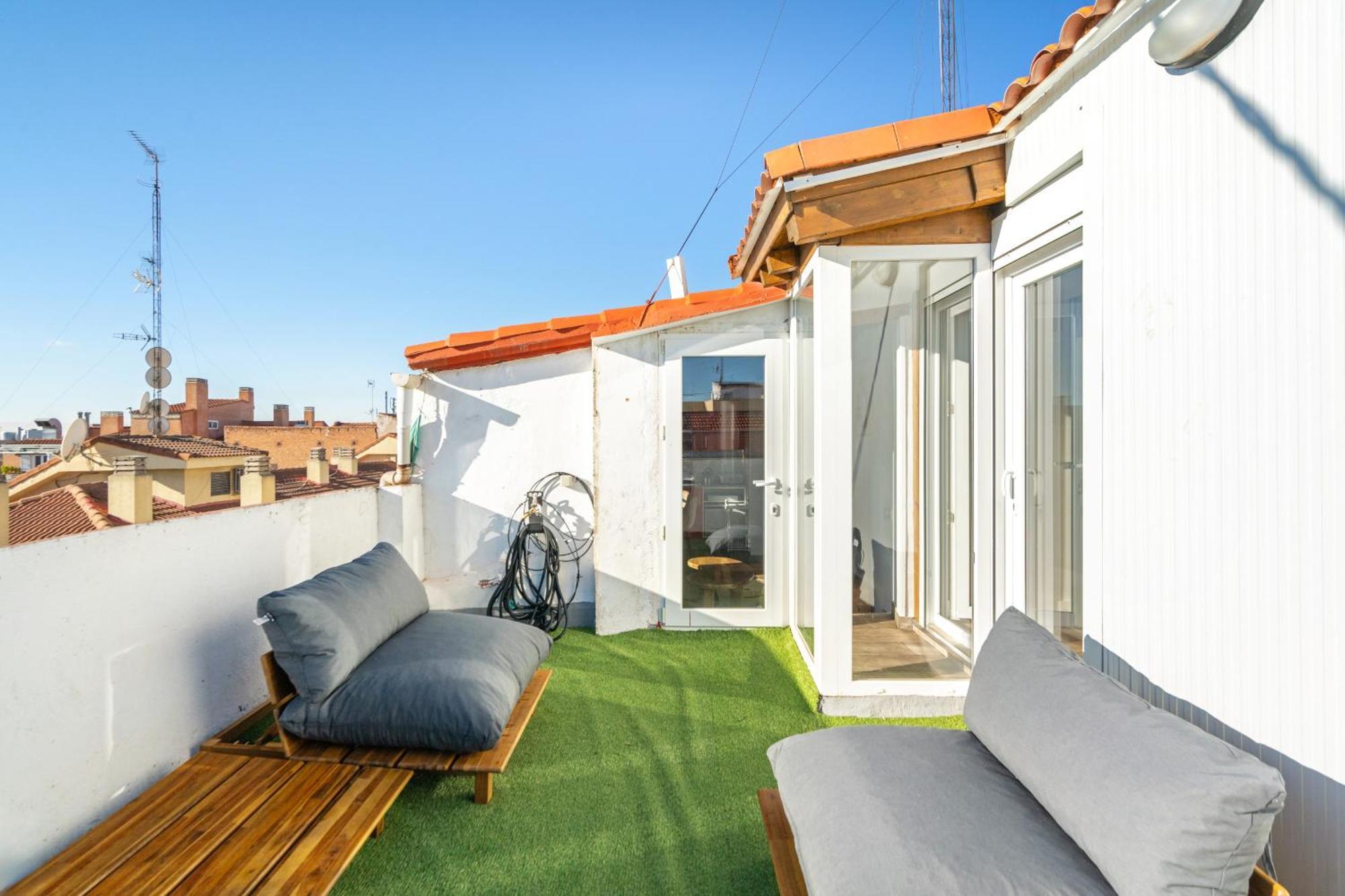 Atico Con Terraza En Lavapies Alquiler Temporal Apartment Madrid Bagian luar foto
