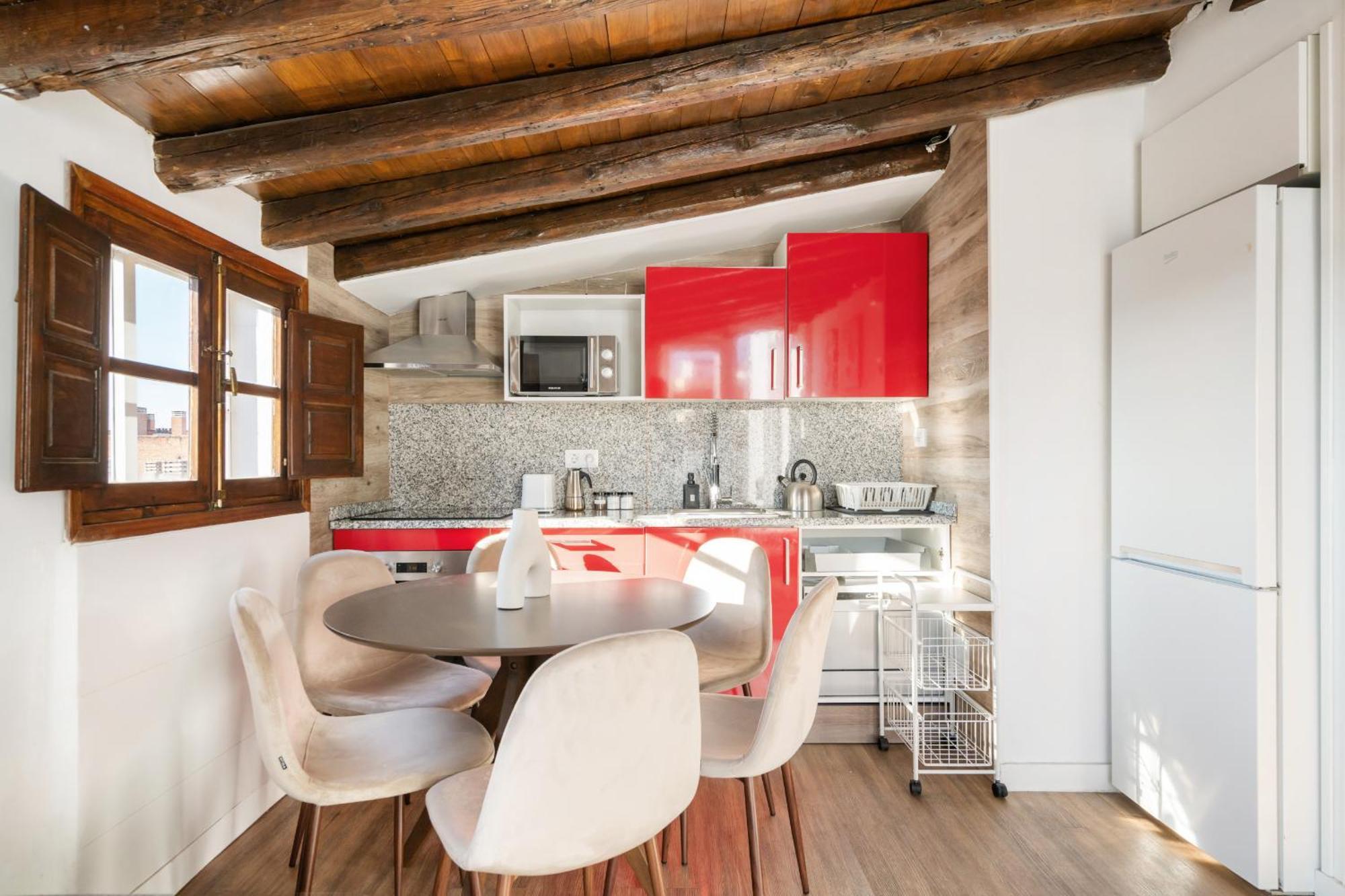 Atico Con Terraza En Lavapies Alquiler Temporal Apartment Madrid Bagian luar foto