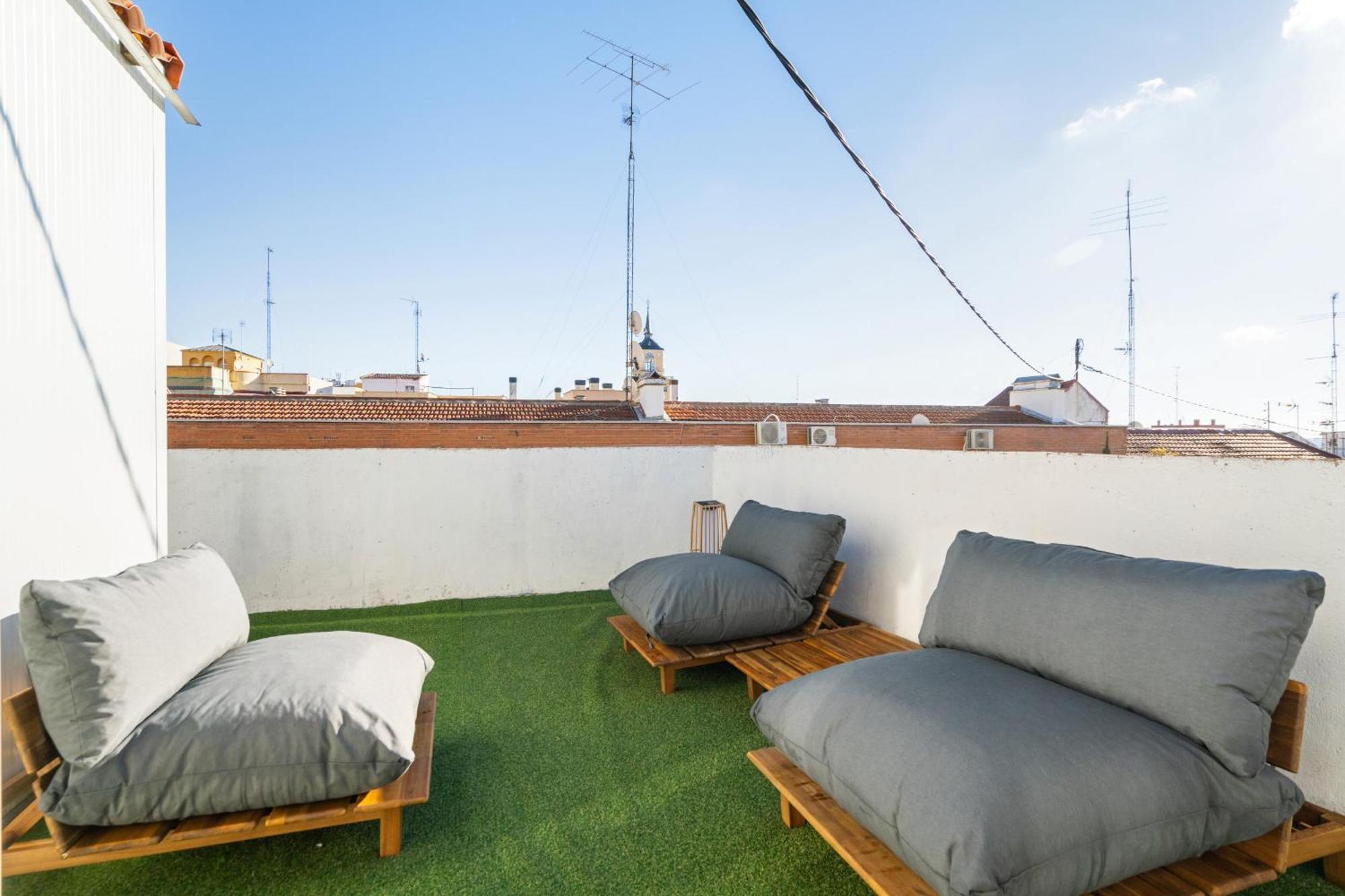 Atico Con Terraza En Lavapies Alquiler Temporal Apartment Madrid Bagian luar foto