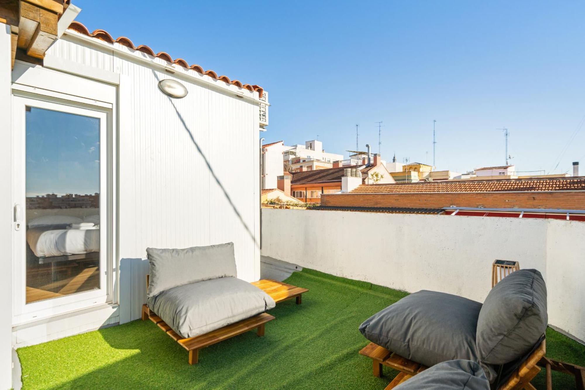 Atico Con Terraza En Lavapies Alquiler Temporal Apartment Madrid Bagian luar foto