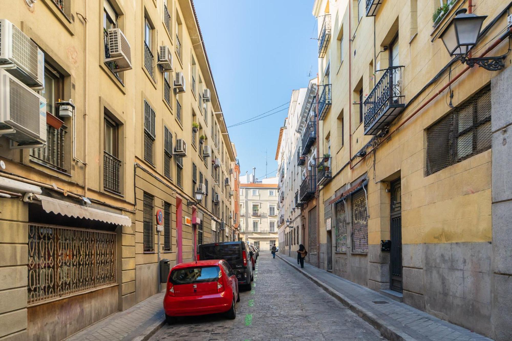 Atico Con Terraza En Lavapies Alquiler Temporal Apartment Madrid Bagian luar foto