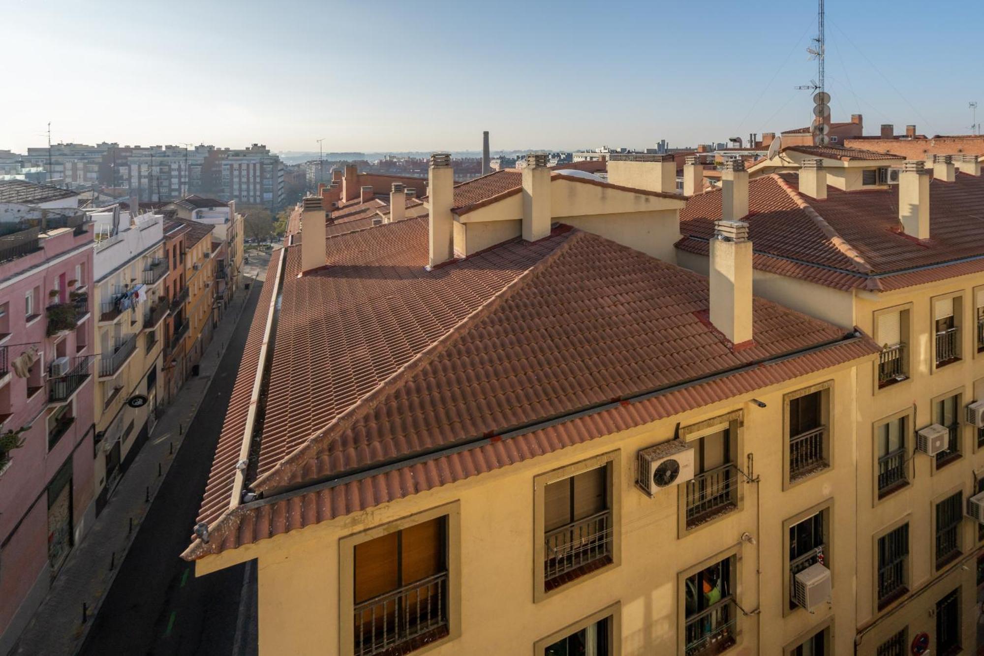 Atico Con Terraza En Lavapies Alquiler Temporal Apartment Madrid Bagian luar foto